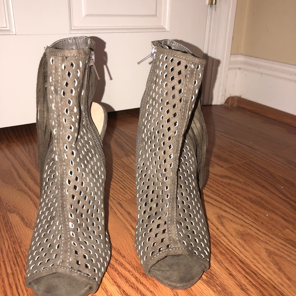 Heels - Picture 2 of 3